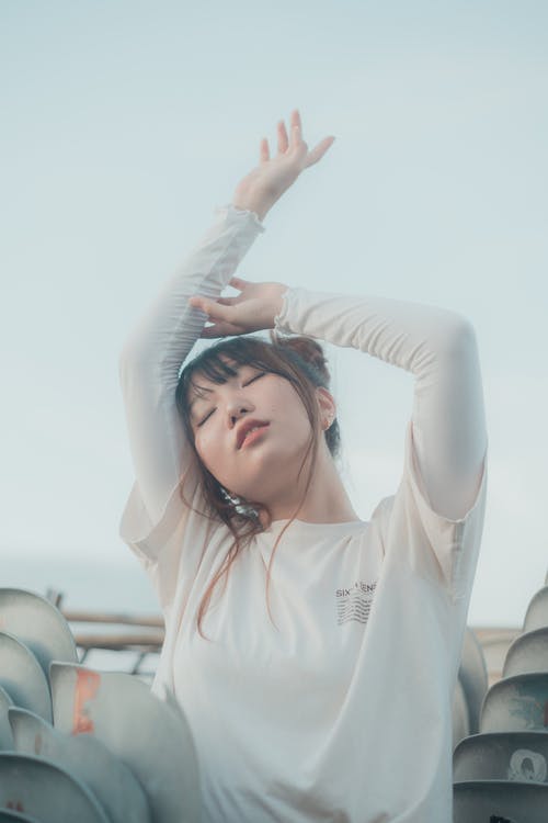 有关举手, 垂直拍摄, 女人的免费素材图片