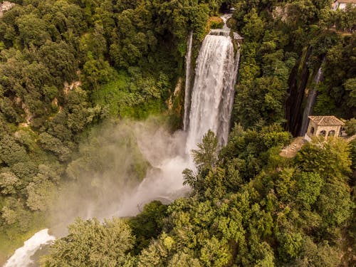 有关夏天, 山丘, 房屋的免费素材图片