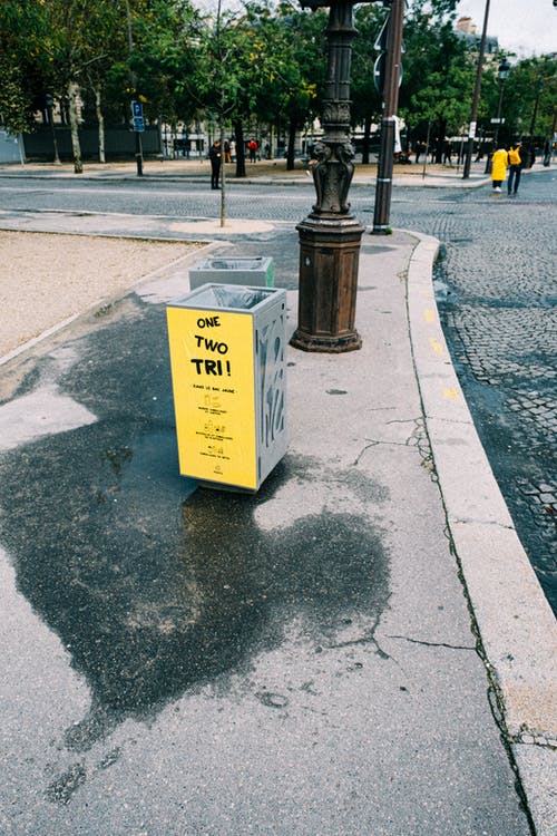 有关人行道, 垂直拍摄, 垃圾桶的免费素材图片