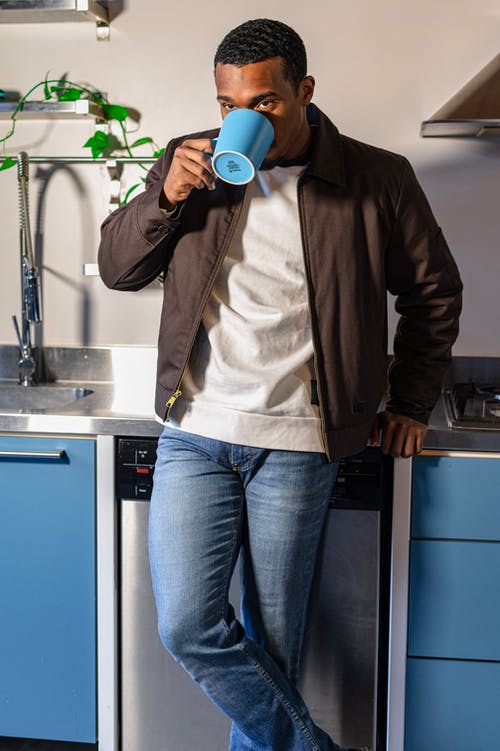 有关人, 倚, 双腿交叉的免费素材图片