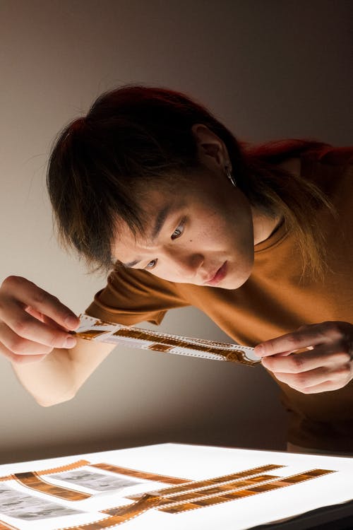 有关t恤, 人, 仔细看的免费素材图片