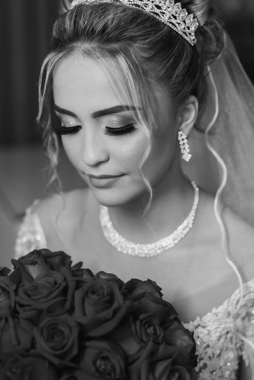 有关單色, 垂直拍摄, 女人的免费素材图片