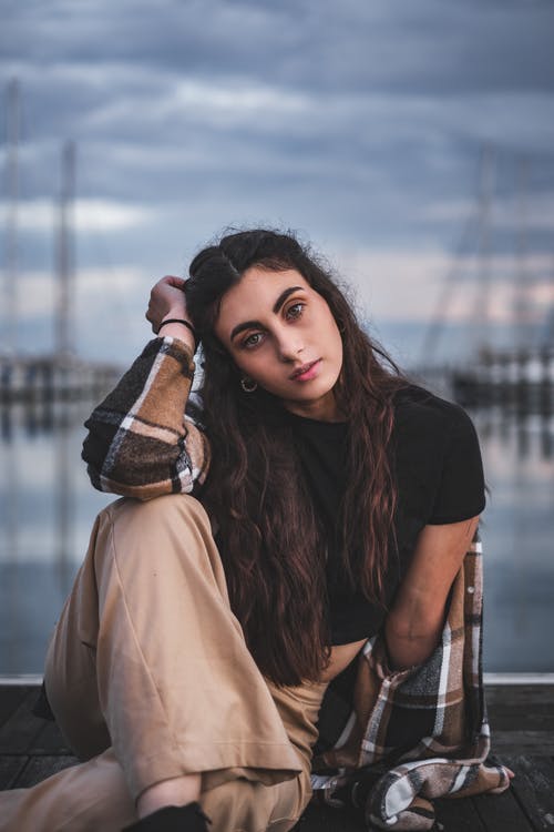 有关中空裝, 坐, 垂直拍摄的免费素材图片