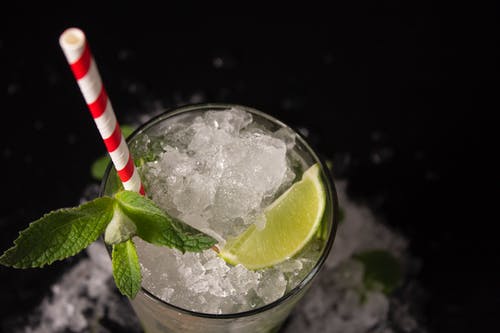 有关冰, 冷飲, 樹葉的免费素材图片