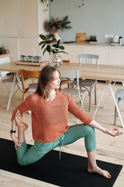 红色毛衣和绿色的裤子，坐在椅子上的女人 · 免费素材图片