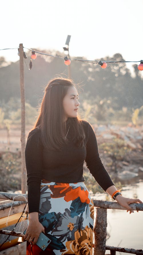 有关垂直拍摄, 女人, 年輕的免费素材图片