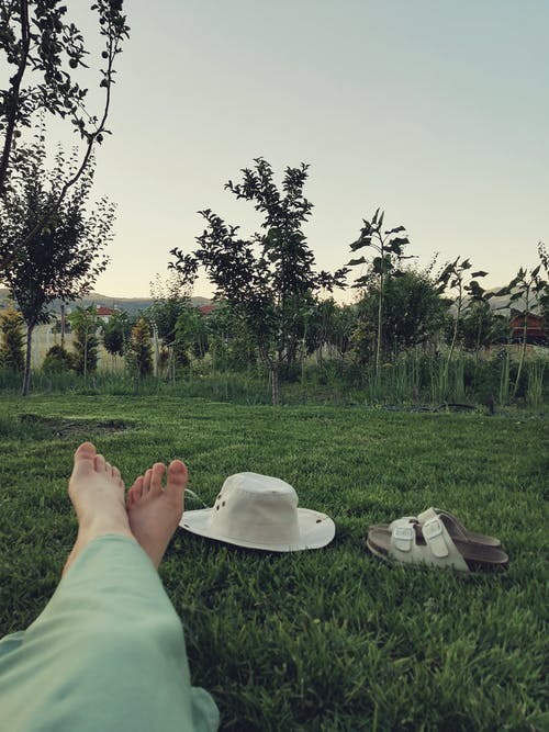 有关呎, 坐, 帽子的免费素材图片