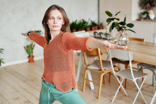 有关伸展, 在家, 女人的免费素材图片