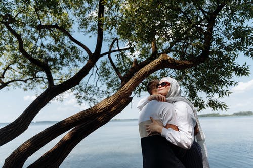 有关一對, 戶外, 擁抱的免费素材图片