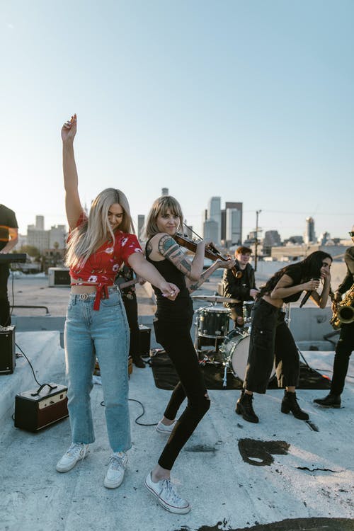 站在舞台上的红色t恤的女人 · 免费素材图片