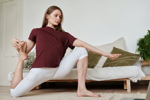 褐红色的衬衫和白色的裤子，坐在白色的床上的女人 · 免费素材图片