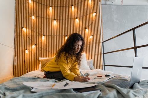 有关在家, 女人, 室內的免费素材图片