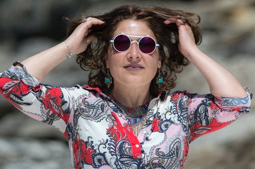 有关墨鏡, 女人, 抚摸头发的免费素材图片