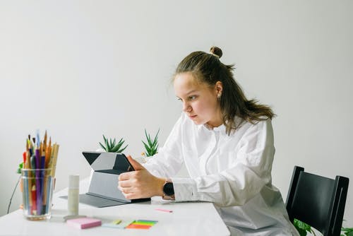 有关坐, 女人, 室內的免费素材图片