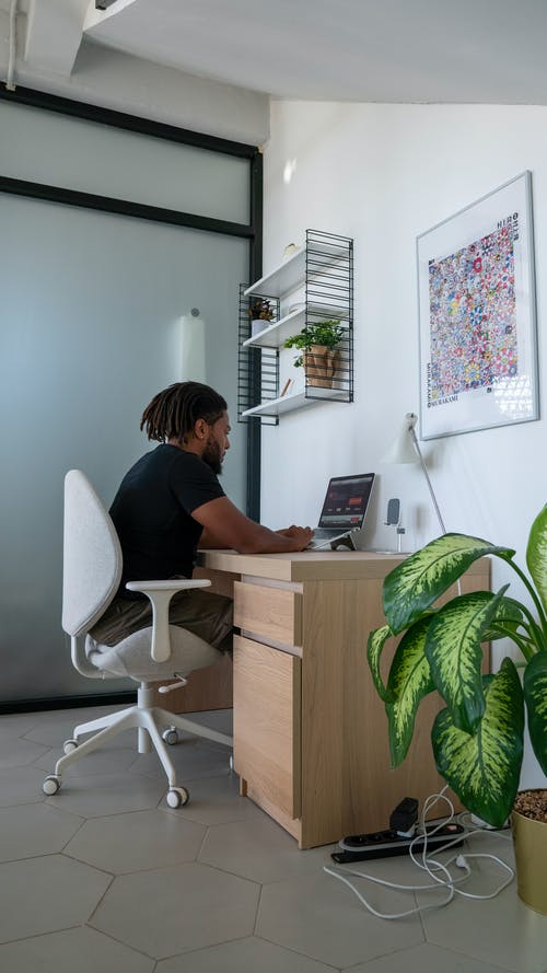 有关坐, 垂直拍摄, 室內的免费素材图片