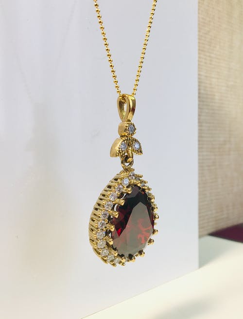 有关垂直拍摄, 珍貴, 金项链的免费素材图片