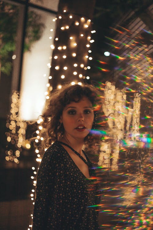 有关垂直拍摄, 女人, 捲髮的免费素材图片