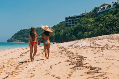 有关女性, 步行, 比基尼的免费素材图片