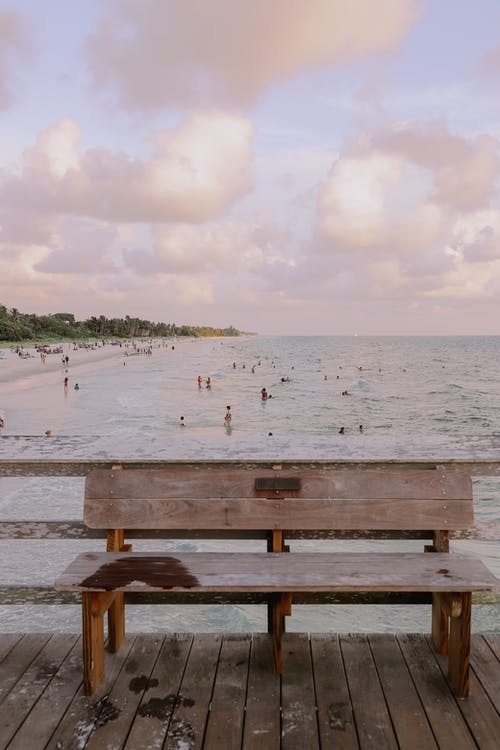 有关垂直拍摄, 木椅, 海濱的免费素材图片