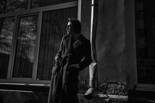 有关双手插在口袋里, 墨鏡, 女人的免费素材图片