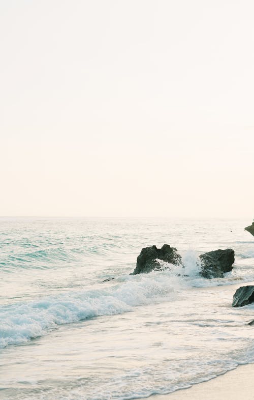 有关垂直拍摄, 岩石, 岸邊的免费素材图片