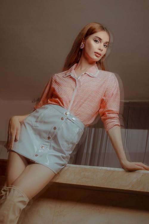 有关垂直的, 女人, 室內的免费素材图片