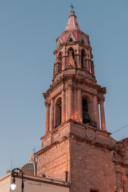 有关低角度拍攝, 垂直拍摄, 尖塔的免费素材图片