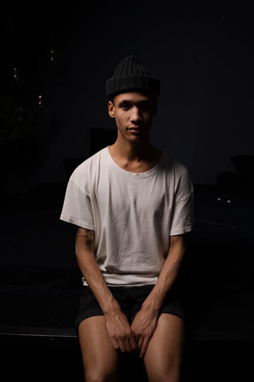 有关（頂部有小羊毛球的）羊毛帽子, 人, 嚴肅的免费素材图片