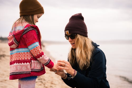 有关（頂部有小羊毛球的）羊毛帽子, 一起, 兒童的免费素材图片