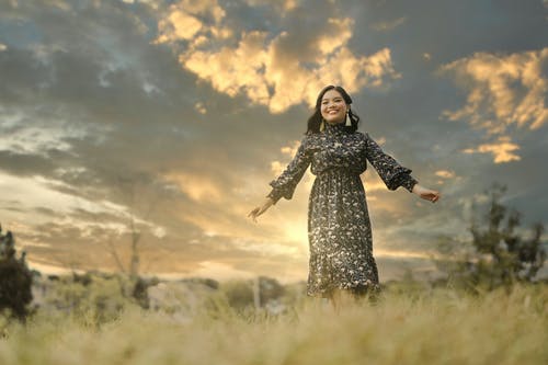 有关低角度拍攝, 印花连衣裙, 女人的免费素材图片