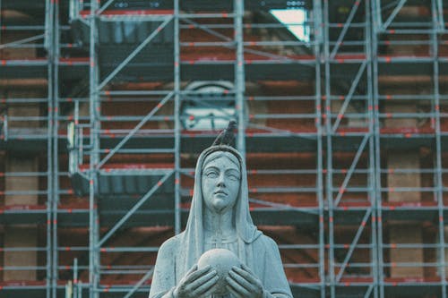 有关女人, 棲息, 灰色混凝土的免费素材图片