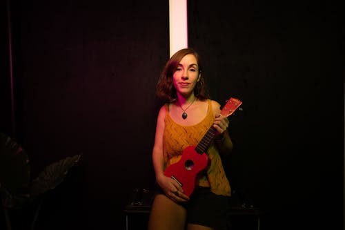 有关四弦琴, 坐, 垂直拍摄的免费素材图片