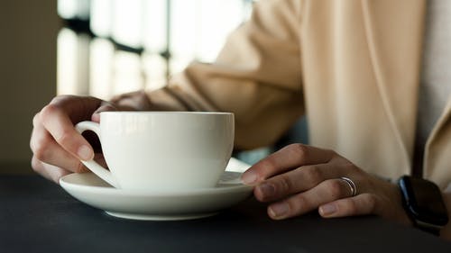 有关咖啡, 女人, 杯子的免费素材图片