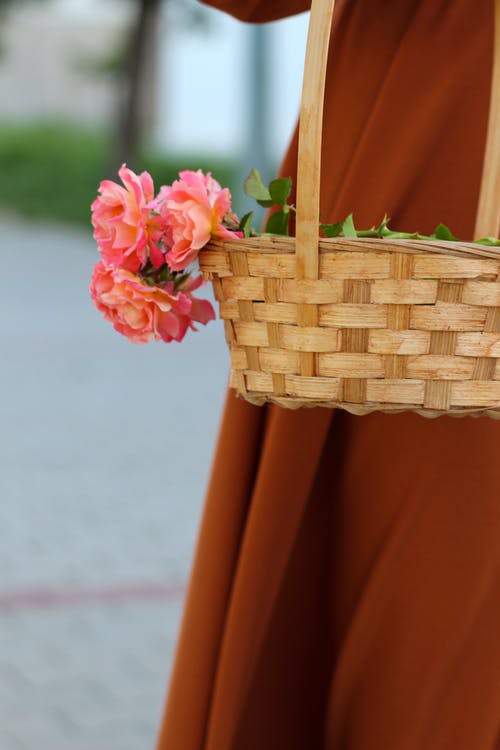 有关垂直拍摄, 粉紅色的花, 编织篮子的免费素材图片