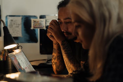 黑色和白色花长袖衬衫拿着智能手机的女人 · 免费素材图片