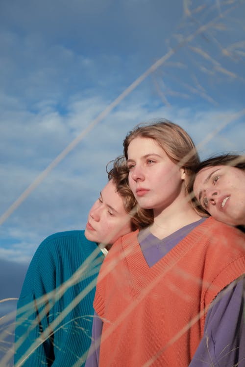 有关垂直拍摄, 棕髮, 站立的免费素材图片