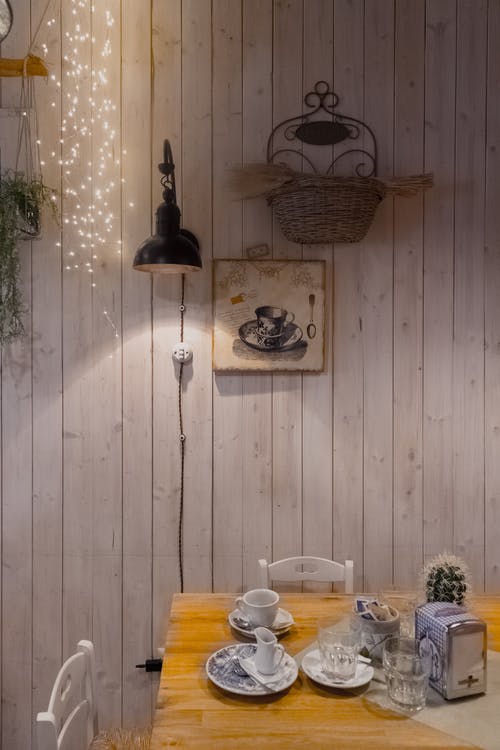 棕色桌上的仙人掌植物旁边的茶杯和茶碟 · 免费素材图片