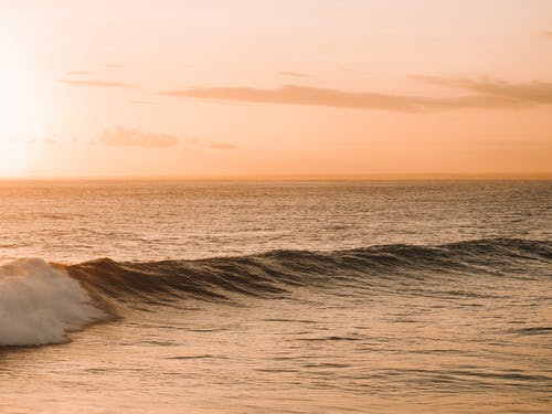 有关日落, 橘色天空, 水體的免费素材图片