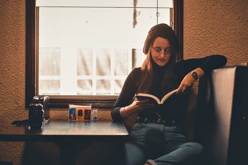 有关（頂部有小羊毛球的）羊毛帽子, 坐, 女人的免费素材图片