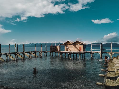 有关在海邊, 夏天, 山的免费素材图片