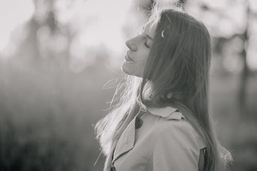 有关女人, 灰階, 闭着眼睛的免费素材图片