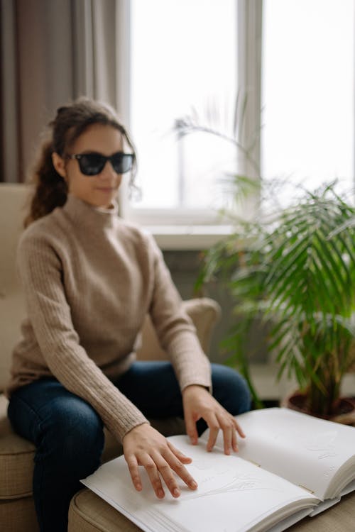 有关坐, 垂直拍摄, 女人的免费素材图片