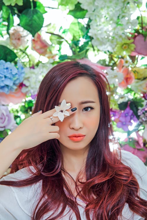 有关垂直拍摄, 室內, 手放在脸上的免费素材图片