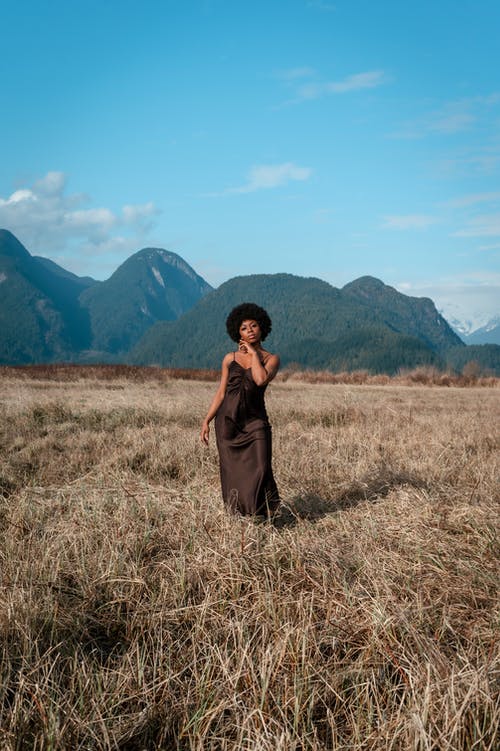 黑色礼服站在棕色草地上的女人 · 免费素材图片
