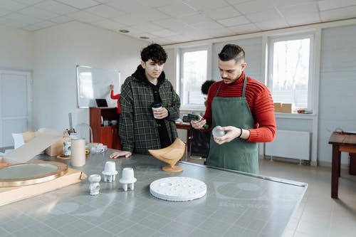 有关同事, 室內, 小塑像的免费素材图片