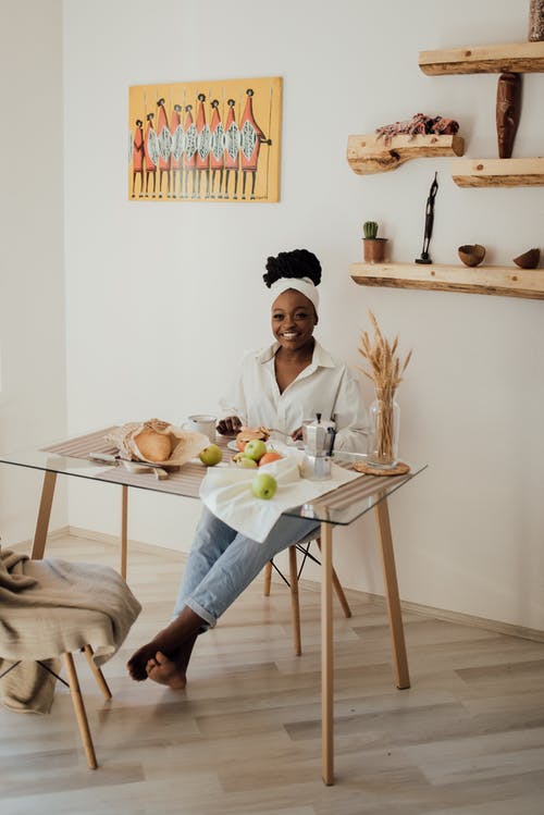 有关坐, 垂直拍摄, 女人的免费素材图片