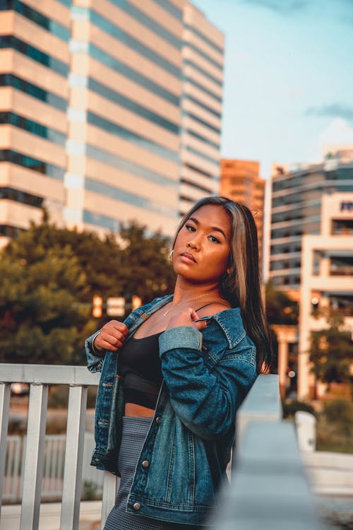 有关中空裝, 嚴肅, 垂直拍摄的免费素材图片