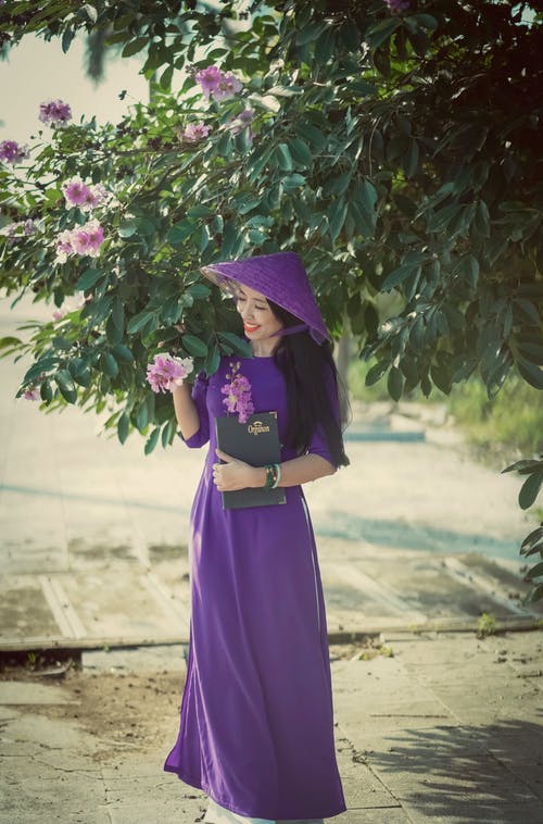 有关垂直拍摄, 帽子, 微笑的免费素材图片