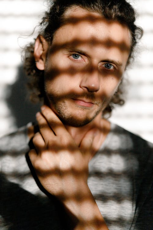 有关人, 嚴肅, 垂直拍摄的免费素材图片