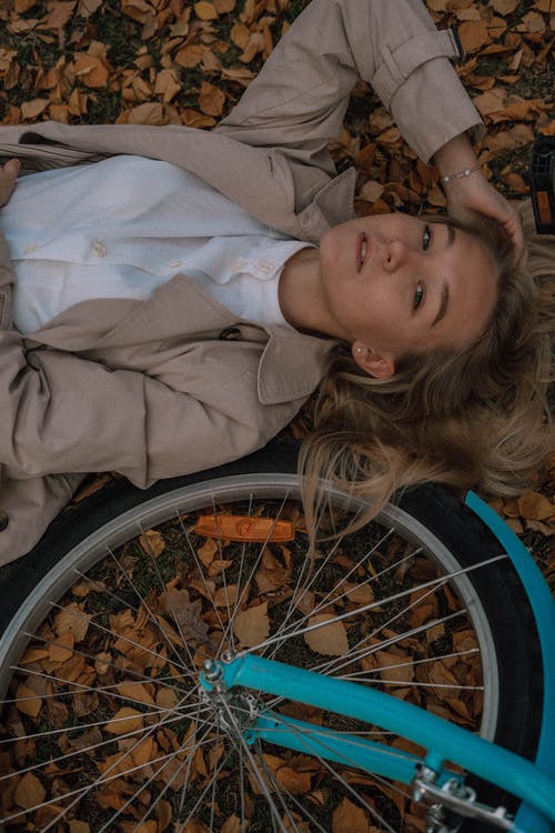 有关地面, 垂直拍摄, 女人的免费素材图片